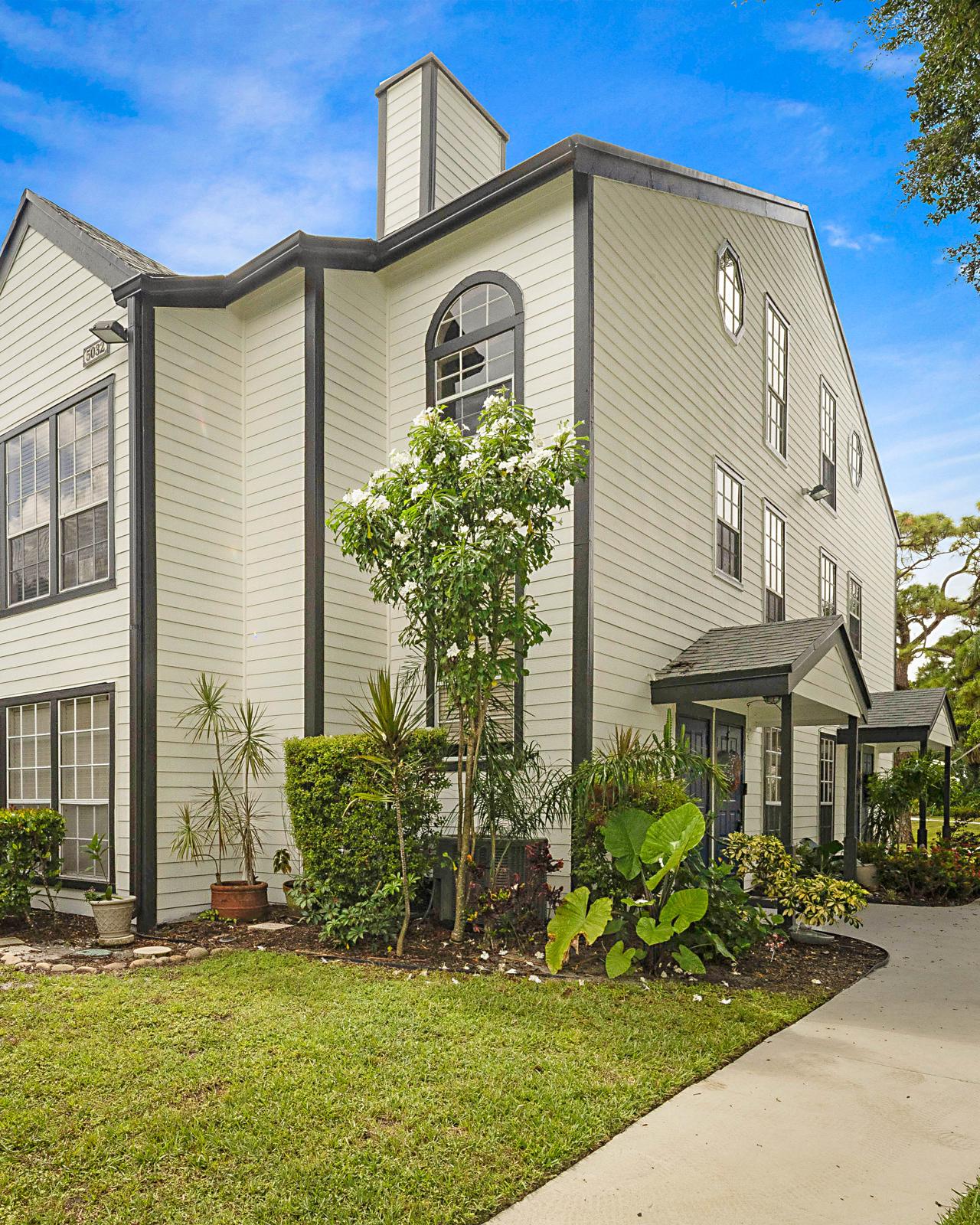 5032 Heatherhill Lane #6, Boca Raton, FL 33486 - Heatherwood building exterior and landscaped grounds
