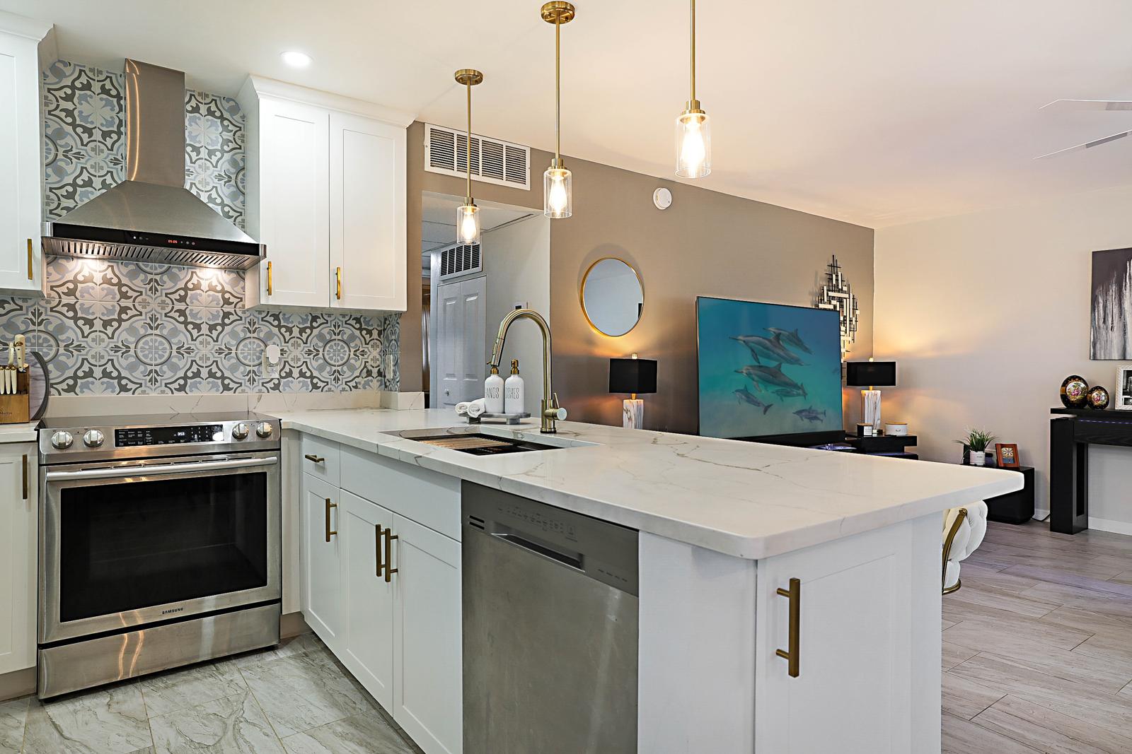 136 Tuscany B, Delray Beach, FL 33446 - quartz counters, white soft-close cabinetry and stainless appliances