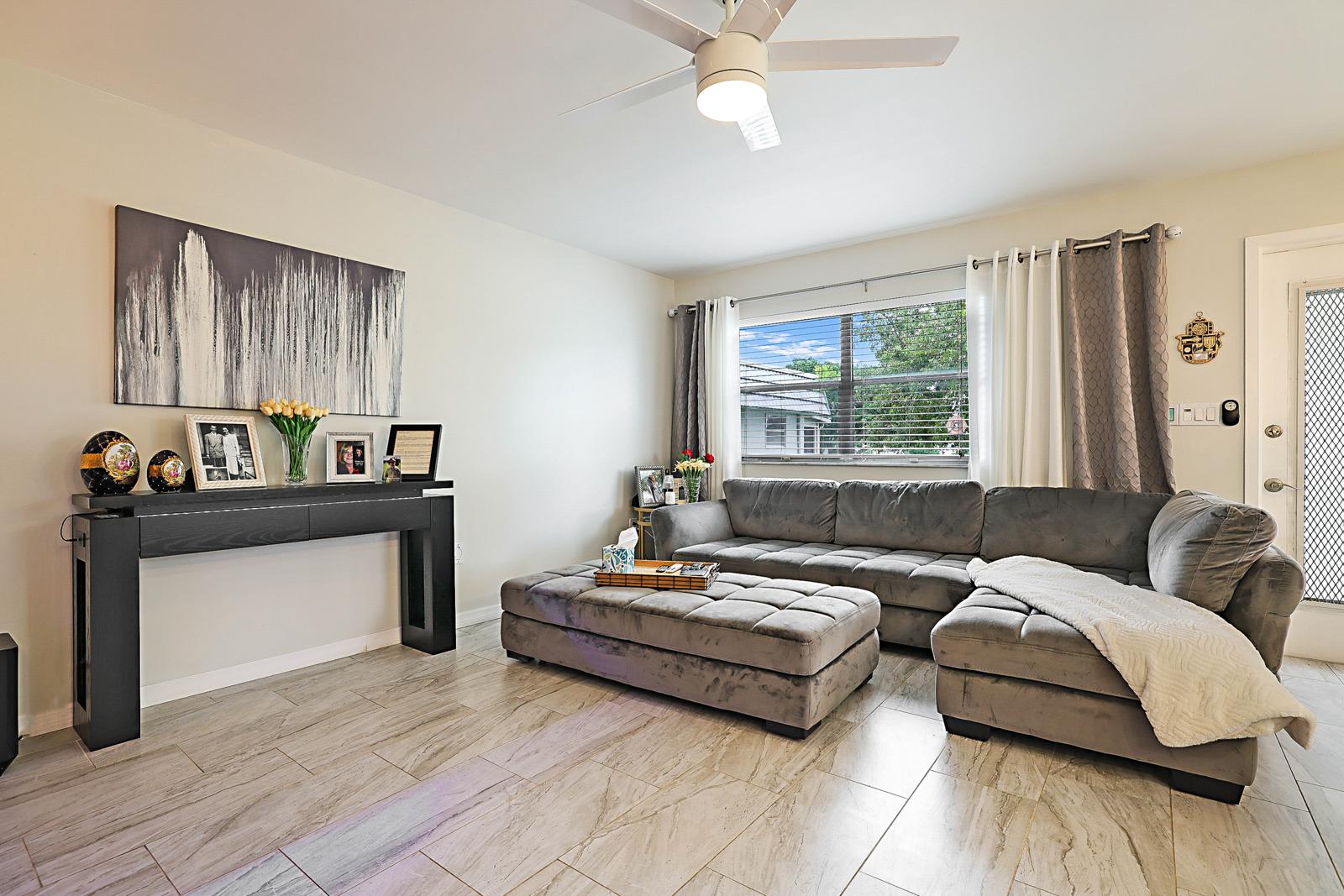 136 Tuscany B, Delray Beach, FL 33446 - living room