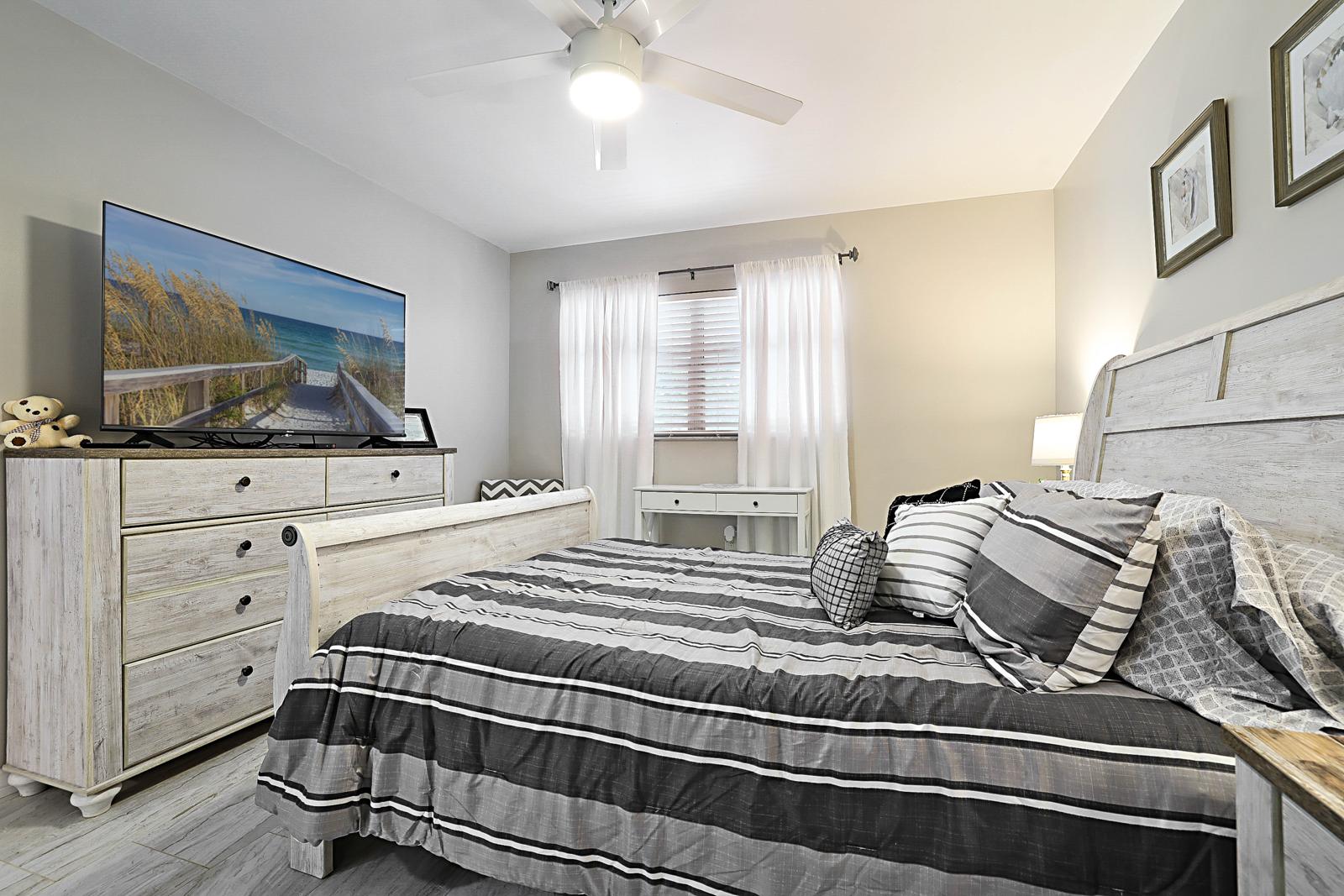 136 Tuscany B, Delray Beach, FL 33446 - bedroom with ceiling fan